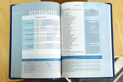 NIV, Quest Study Bible, Personal Size, Leathersoft, Blue, Comfort Print: The Only Q and A Study Bible