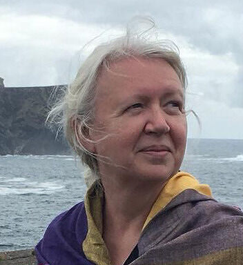 Lola conoce las abejas (Spanish Edition) by Anna McQuinn, Rosalind Beardshaw (Illustrator), Aurora Humaran (Translator)